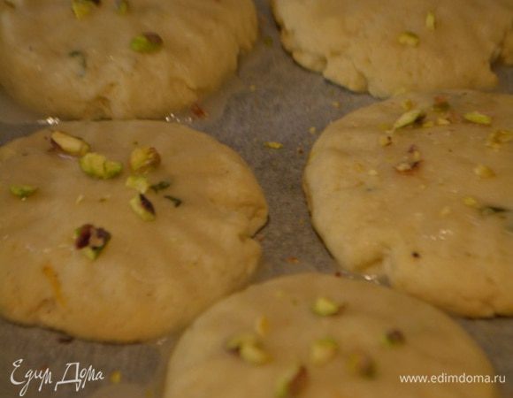 Готовим глазурь:Смешать лимонный сок с сахарной пудрой. Должна получится густая паста. Я сделала немного жидкую, чтобы глазурь сразу не застывала, а впиталась немного в печенье. Полить остывшие печенье глазурью и посыпать измельченными фисташками.