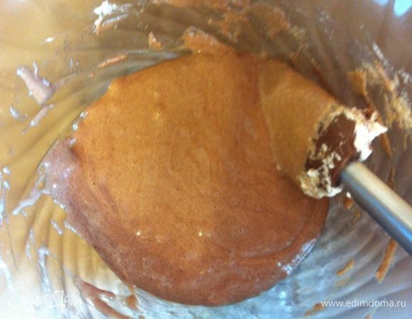 В два приема вводим меренгу в сухую смесь.