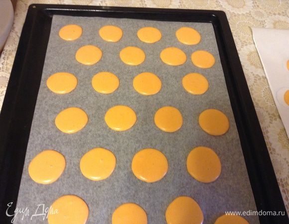 Перекладываем в мешок с насадкой 0,8-1 см, отсаживаем в шахматном порядке. Оставляем заветриться на 1 час. Я выпекаю при 160С 12 минут.