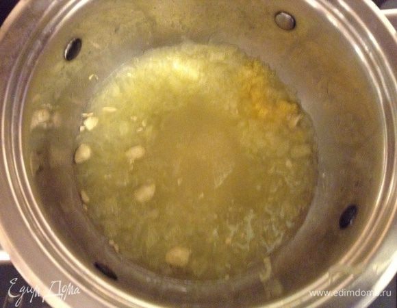 Крем: в сотейник сложить сахар 35 гр, сок и цедру одного грейпфрута, довести до кипения.