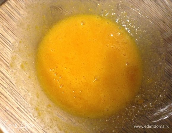Параллельно растереть желтки с 35 гр сахара.