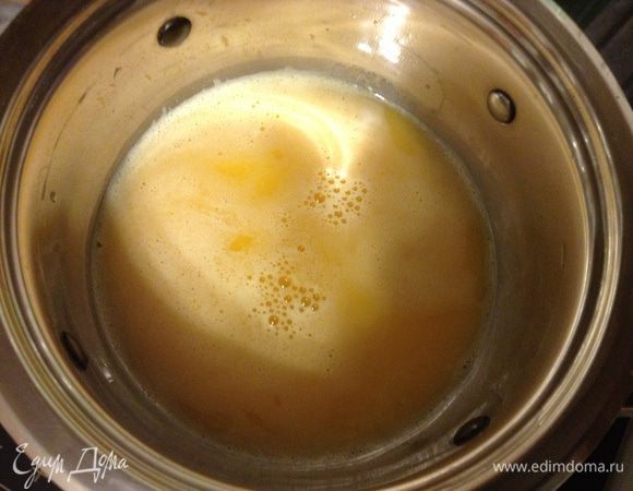 Горячий сироп через сито влить в желтки, интенсивно мешая. Вернуть смесь в сотейник, довести до состояния крема на очень маленьком огне, добавить ранее замоченный желатин.