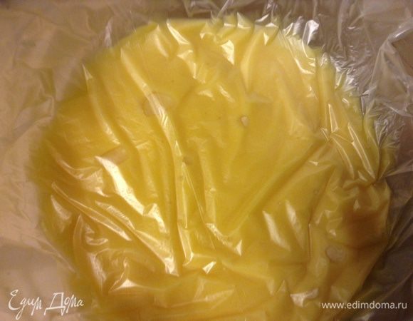 Сложить в миску мягкое масло и шоколад, вылить теплый крем, вымешать до однородности. Накрыть пленкой, чтобы остыл. Остывший крем сложить в мешок и отправить в холодильник, чтобы немного схватился.