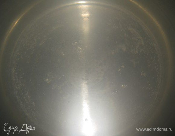 Делаем рассол: доводим воду до кипения. Добавляем сахар, соль, перемешиваем. Добавляем уксус и доводим снова до кипения.