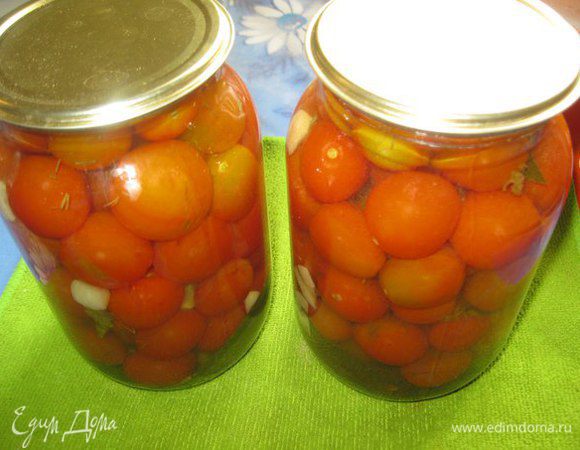 Заливаем рассолом накрываем крышками и оставляем на 10 минут.
Рассол сливаем и снова доводим до кипения. Заливаем черри и закатываем жестяными крышками или простерилизованными "под закрутку".
Переворачиваем и укутываем одеялом.