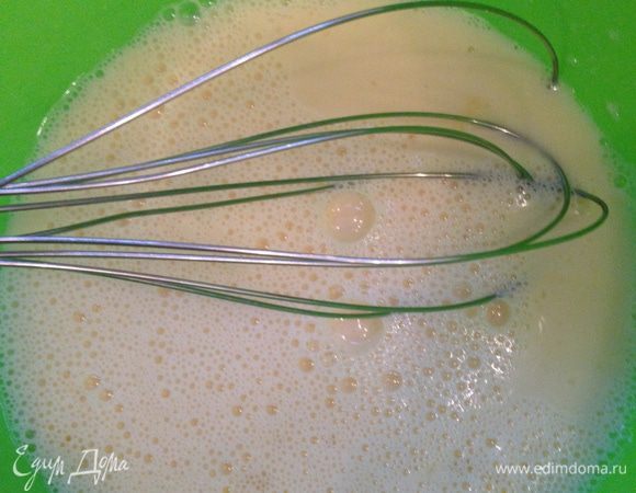 Взбиваем венчиком яйца, молоко и соль.