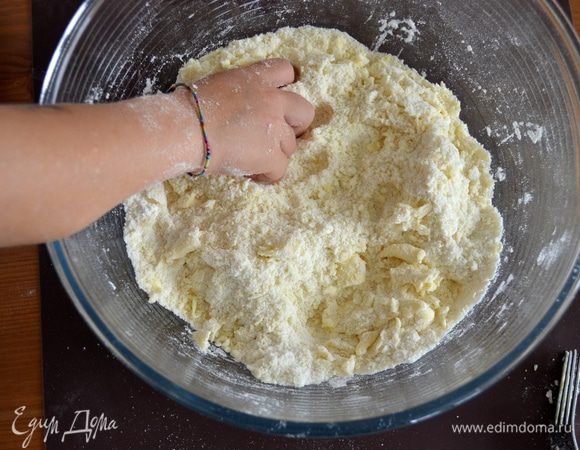 Растереть все в крошку. Отложить 165 г крошки в сторону.