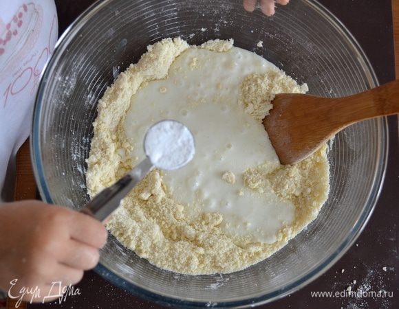 А в миску с оставшейся сухой смесью добавить кефир, соду. Перемешать.