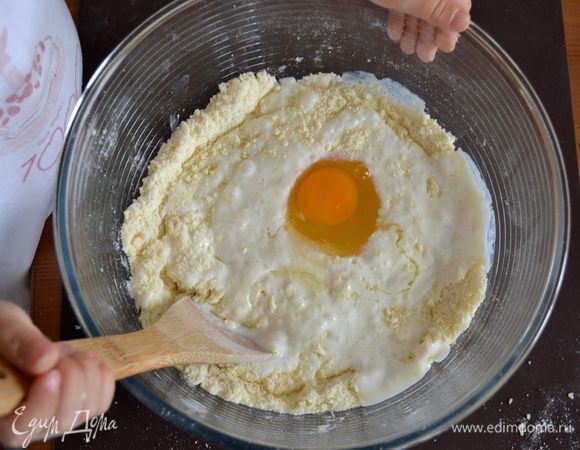 Добавить яйцо и снова перемешать (до однородности).