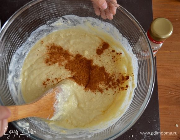 Положить специи. По желанию можно еще добавить рубленные грецкие орехи (у нас без).