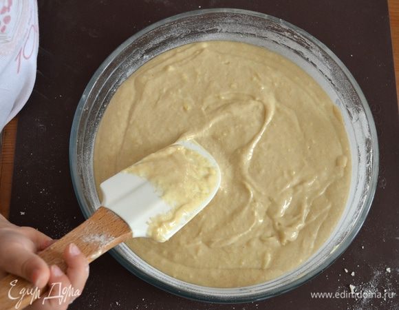 Форму диаметром 22 см смазать слегка маслом и присыпать мукой. Выложить тесто в форму и разровнять.