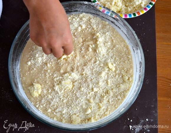 А затем просто присыпать поверхность пирога оставшейся крошкой.