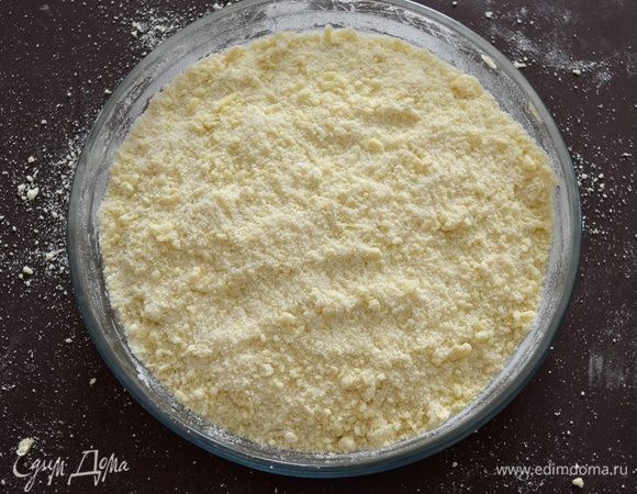 На этом этапе детское участие закончилось! ))) Выпекать пирог в разогретой до 190 градусов духовке 30-35 минут. О готовности пирога Вас оповестит распространяющийся по дому аромат. Но ориентироваться, как всегда, по своей духовке и проверить готовность пирога деревянной шпажкой.