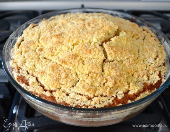 Готовый пирог полностью остудить и после этого извлечь из формы.