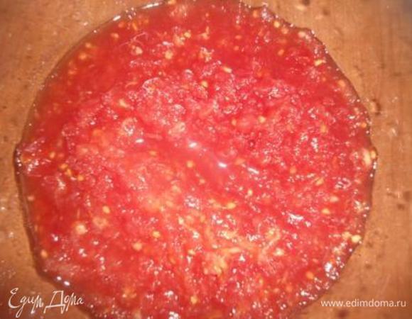Мясистые помидорки натереть на крупной терке (кожица нам не нужна).