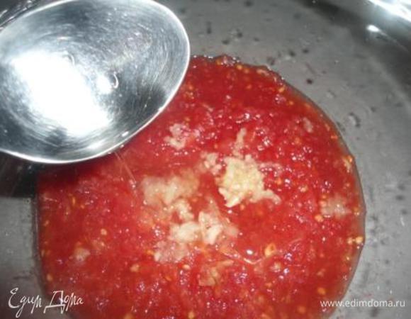 Чеснок измельчить прессом, добавить к помидорам, вместе с маслом, солью и перцем.