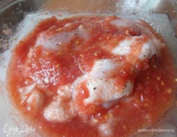 Залить маринадом курицу и оставить в холодильнике на пару часов (можно больше). За это время я перемешала 2 раза.