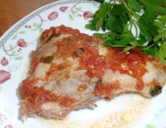 Подавайте с вашим любимым гарниром. Украсьте свежей зеленью.