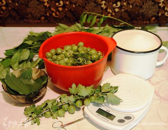 Приготовить необходимые продукты. Крыжовник нужно взять обязательно только зеленых сортов и немного недозрелый. Приготовить посуду для варки (у меня кастрюля с тефлоновым покрытием), маленькие ножницы с острыми кончиками, шпильку для причесок, банки и крышки. Отложить в сторону с десяток чистых вишневых листьев, они пригодятся нам позже.