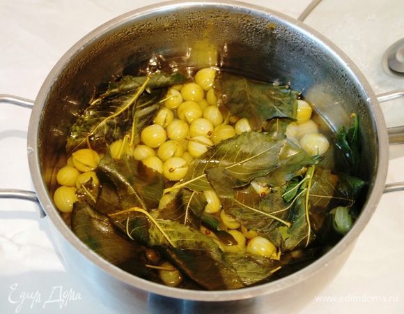 Утром приготовить сахарный сироп следующим образом: слить весь отвар с крыжовника, листья выкинуть, добавить в отвар сахарный песок и довести до кипения. Сначала сироп будет мутный, но потом станет прозрачным. В кипящий сироп засыпать ягоды и проварить примерно 15–18 минут, до тех пор, пока крыжовник не станет прозрачным. Затем в кастрюлю добавить отложенные вишневые листья и варить еще 2–3 минуты. Новые листья должны остаться в варенье, придавая ему неповторимый терпкий вишневый аромат.