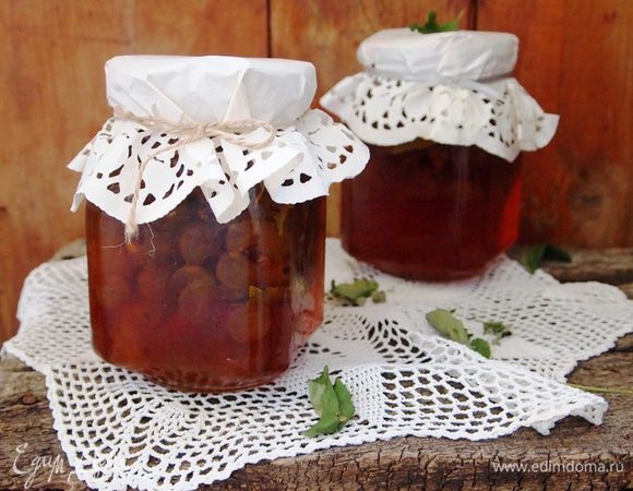 Разлить горячее варенье в стерильные банки и закрутить. Все. Янтарное варенье из крыжовника готово! Вы получите неповторимую гамму красоты и вкуса. Из этого количества продуктов у меня получилось две баночки варенья по 800 г и чуть-чуть на пробу, в вазочку.