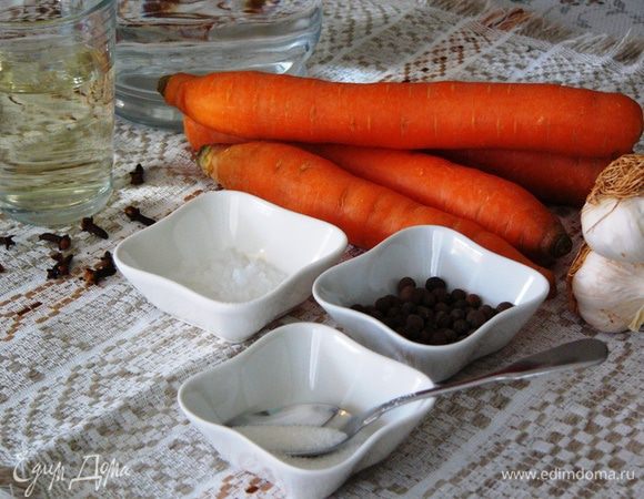 Подготовим ингредиенты. Они указаны с расчетом на одну литровую банку. 

Нам понадобится примерно пять довольно крупных морковок. Моем, чистим, очищаем чеснок. 
