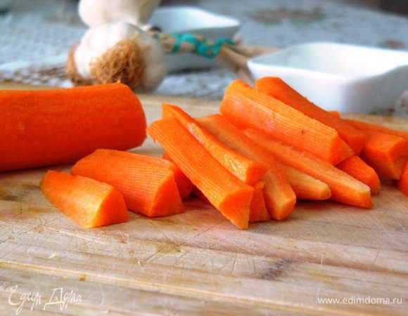 Нарезаем морковь тонкими брусочками или кружочками. 