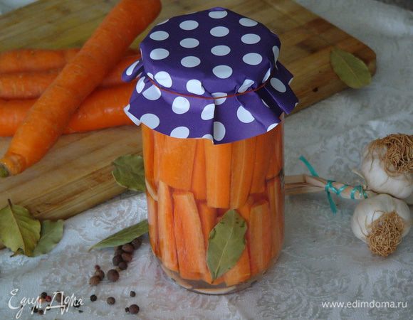 Выливаем маринад в банку, доливаем до верха необходимое количество воды и плотно закручиваем банку крышкой. 

Подготовленная нами маринованная морковка должна храниться в темном прохладном месте и будет готова через 15-20 дней. При комнатной температуре она замаринуется быстрее, но после открытия банки ее нужно поставить в холодильник. Приятного аппетита!