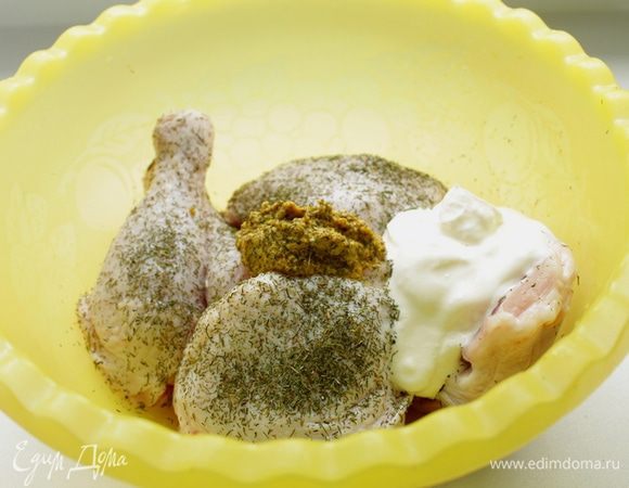  Если вы используете укроп свежий, измельчите его (у меня сухой), добавьте к курице, а также половину сметаны, горчицу.