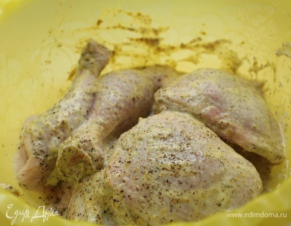 Посолить, поперчить, замариновать курицу на 1,5 часа.