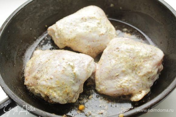 На сковороде обжарьте курицу по 5 мин с каждой стороны.