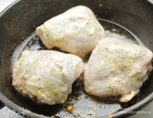 На сковороде обжарьте курицу по 5 мин с каждой стороны.