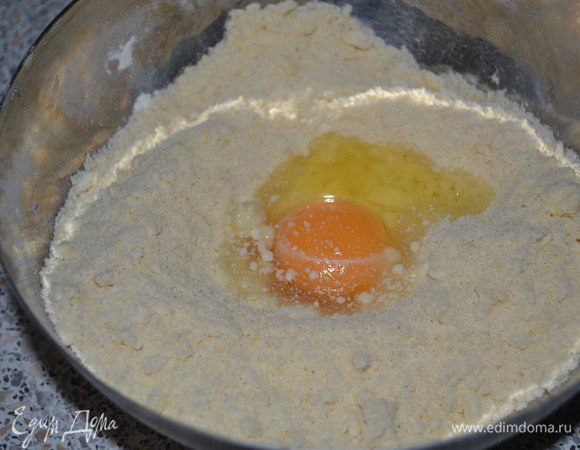 Муку и масло перетереть в крошку. Добавить яйцо (1 шт.), воду.