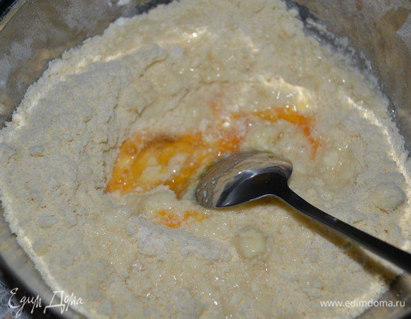 Перемешать. Замесить тесто.