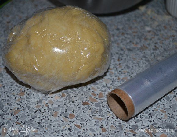 Тесто обмотать в пищевую пленку и убрать в холодильник на 30 минут.