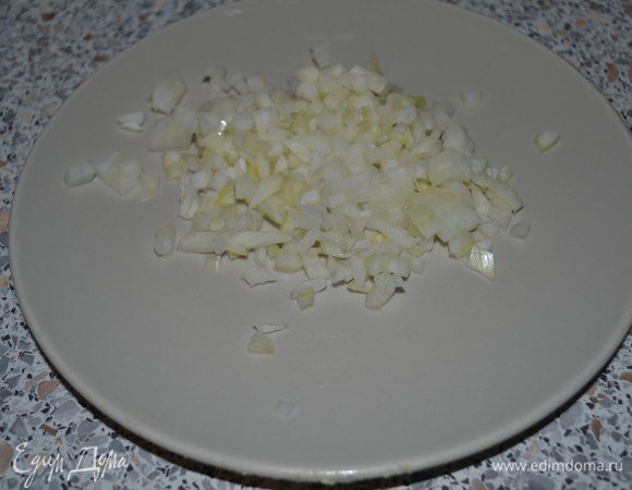 Готовим начинку.
Лук измельчить.