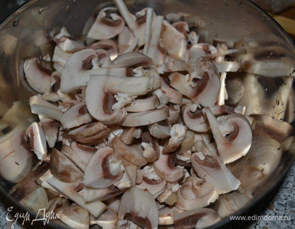 Грибы измельчить.