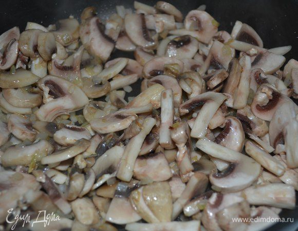 В сковороде обжарить лук и грибы.