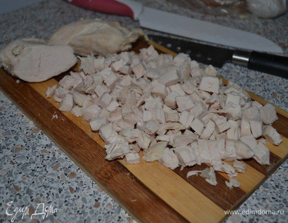 Филе отварить, мелко нарезать.