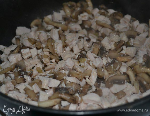 Добавить к луку и грибам куриное филе!