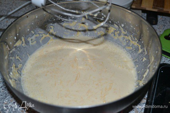 В миску добавить сливки, сыр (натертый на мелкой терке), яйца (2 шт), взбить миксером.