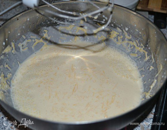 В миску добавить сливки, сыр (натертый на мелкой терке), яйца (2 шт), взбить миксером.