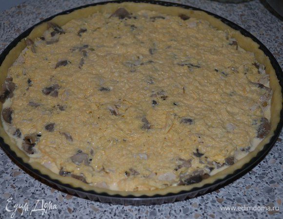 Залить всё сливками с сыром и яйцами. 
Поставить в разогретую до 200 градусов духовку и запекать 30-40 минут.