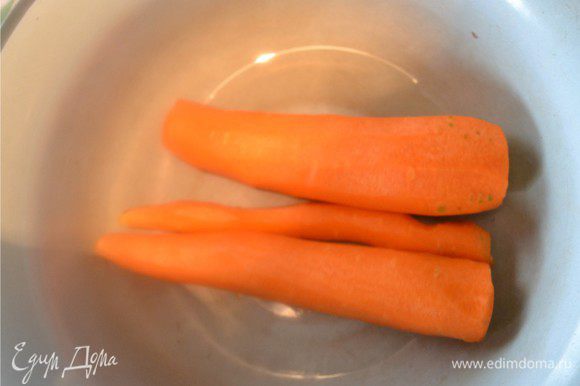 Очищаем, моем свежую морковь. Затем натираем ее на крупной терке.
