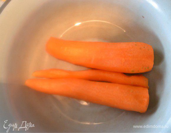 Очищаем, моем свежую морковь. Затем натираем ее на крупной терке.