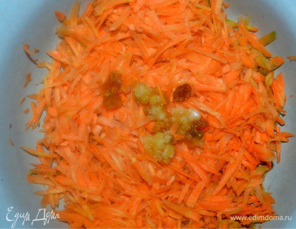 К натертой моркови добавляем изюм из физалиса. У меня растет земляничный, из него получается очень вкусный и полезный изюм. Можно добавит и просто изюм или курагу, будет очень вкусно!