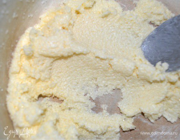 Масло растираем с сахарным песком до пышного состояния.