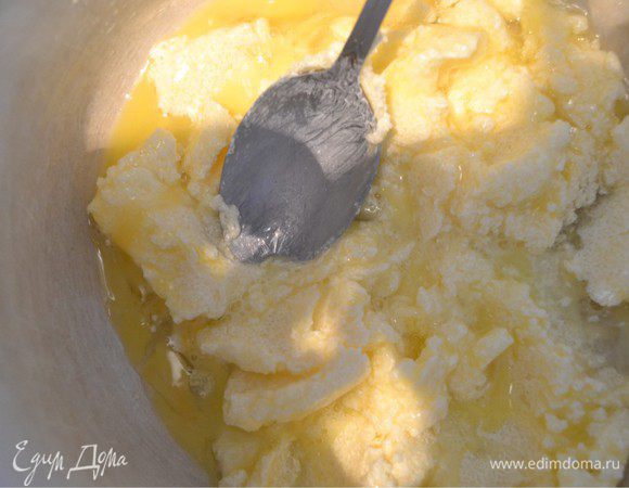 Добавляем по одному яйца. Продолжаем вымешивать тесто.