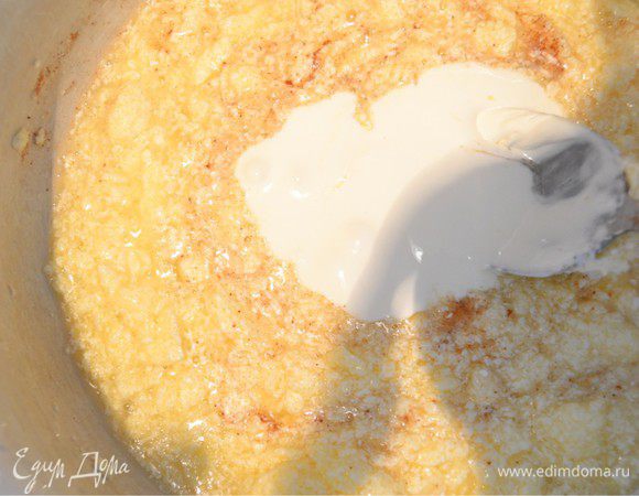 Затем добавляем морковь и йогурт. Все вымешиваем.