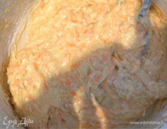 Смешиваем муку и разрыхлитель, все просеиваем. Добавляем корицу и замешиваем тесто. Оно не должно получиться очень густым или слишком жидким. 